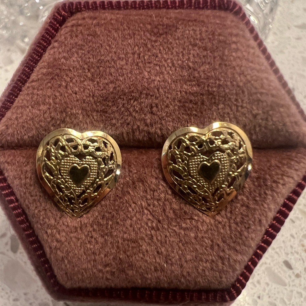 14k Solid Yellow Gold Vintage Filagree Heart Stud Earrings!